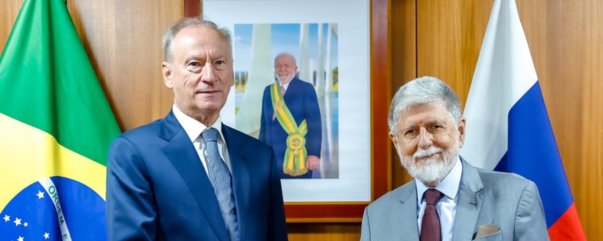 Nikolai Patrushev (à esquerda), assessor do Kremlin e chefe do Colegiado Marítimo russo, posa para foto com Celso Amorim, assessor especial da Presidência para assuntos internacionais, no Palácio do Planalto. Brasília, Brasil - Sputnik Brasil, 1920, 10.08.2026