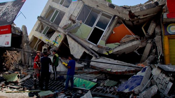 Prédio colapsou após terremoto em Pereira, na Colômbia, em 10 de agosto de 2026 - Sputnik Brasil