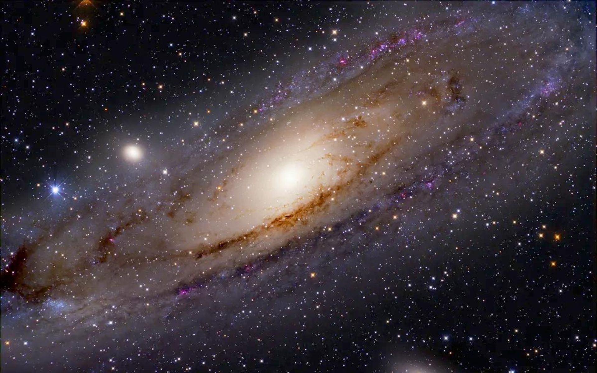 A galáxia de Andrômeda, M31, com as galáxias satélites M32 (centro à esquerda) e M110 (canto inferior direito) A galáxia de Andrômeda, M31, com as galáxias satélites M32 (centro à esquerda) e M110 (canto inferior direito) - Sputnik Brasil, 1920, 11.08.2026