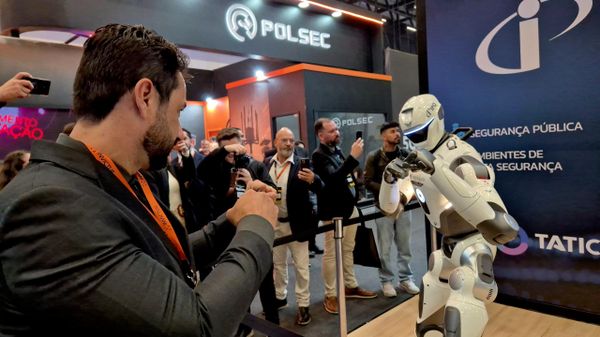 Homem encara robô na COP International 2026, considerada a principal feira de segurança pública da América Latina. São Paulo, 11 de agosto de 2026 - Sputnik Brasil