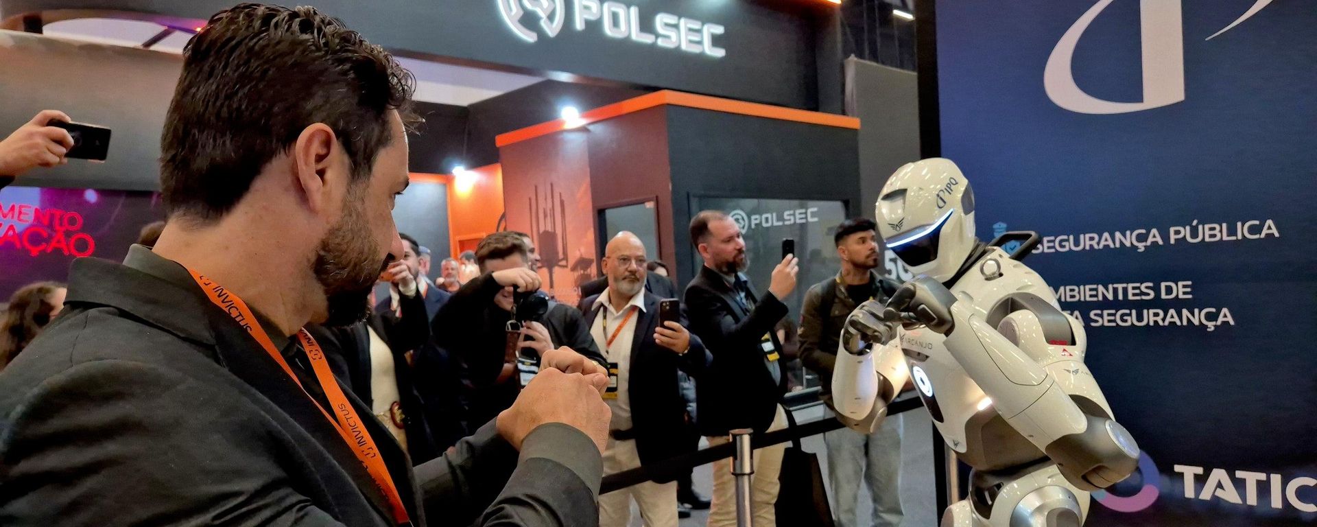 Homem encara robô na COP International 2026, considerada a principal feira de segurança pública da América Latina. São Paulo, 11 de agosto de 2026 - Sputnik Brasil, 1920, 11.08.2026