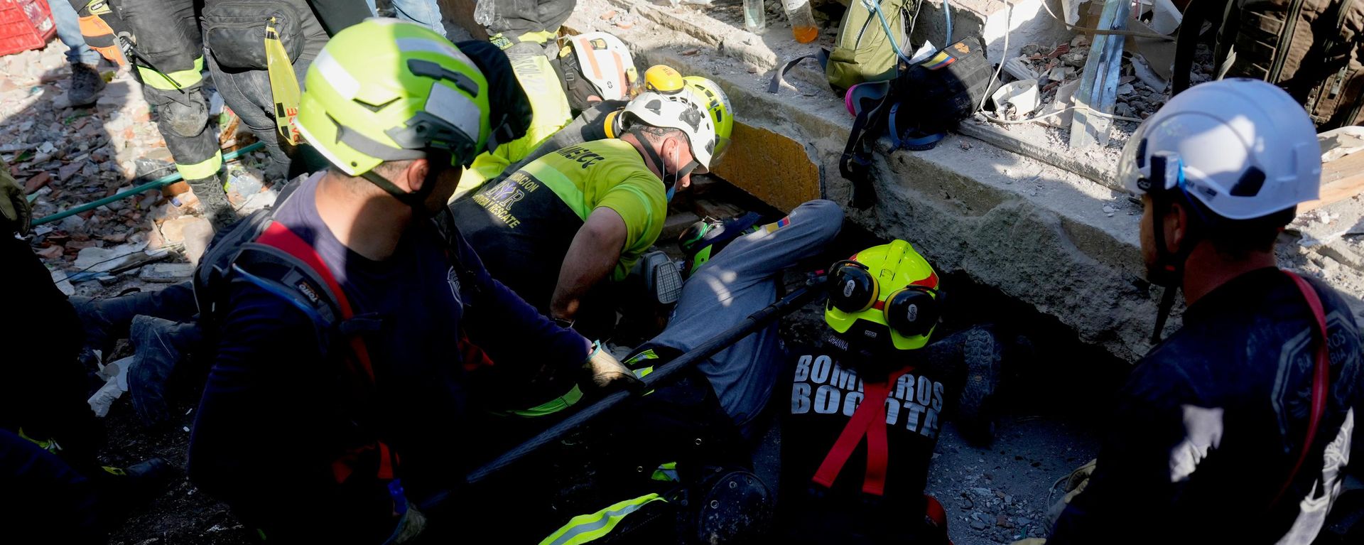 Equipes de resgate atuam nos escombros de prédio que desmoronou após terremoto em Pereira, na Colômbia, em 11 de agosto de 2026 - Sputnik Brasil, 1920, 18.08.2026