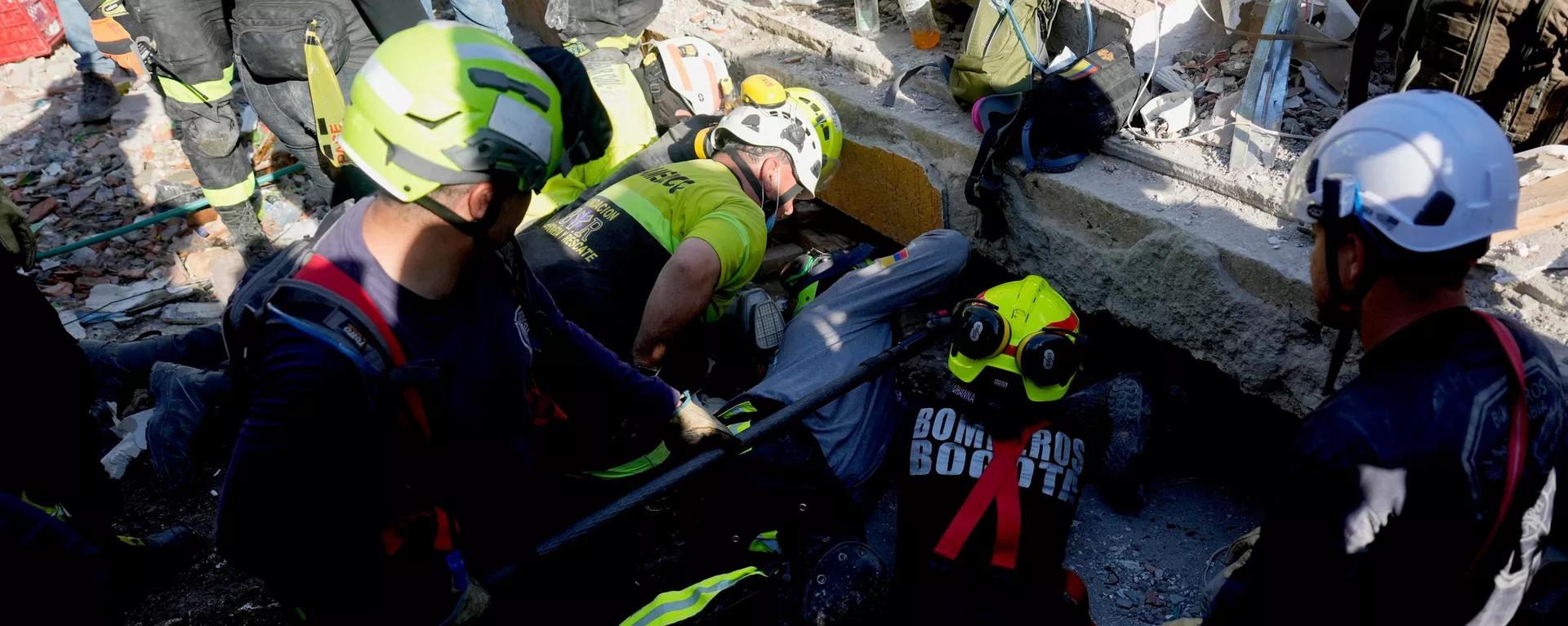 Equipes de resgate atuam nos escombros de prédio que desmoronou após terremoto em Pereira. Colômbia, 11 de agosto de 2026 - Sputnik Brasil, 1920, 18.08.2026