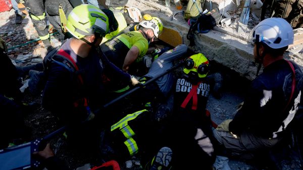 Equipes de resgate atuam nos escombros de prédio que desmoronou após terremoto em Pereira, na Colômbia, em 11 de agosto de 2026 - Sputnik Brasil