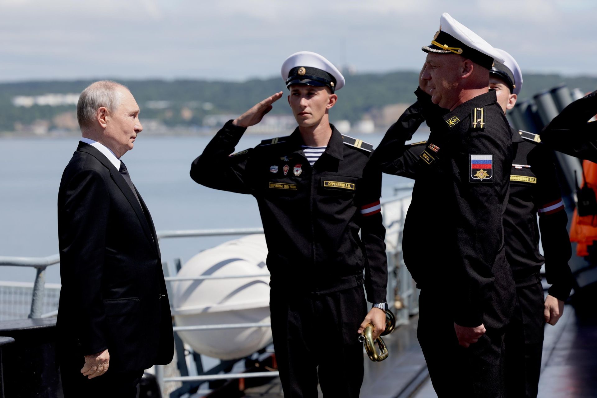 O presidente russo, Vladimir Putin, no cruzador de mísseis Varyag, durante a fase final dos exercícios da Frota do Pacífico. - Sputnik Brasil, 1920, 12.08.2026