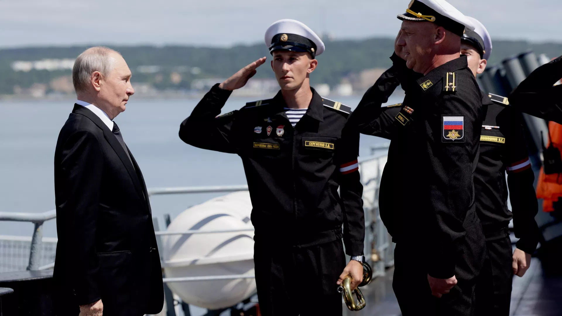 O presidente russo, Vladimir Putin, no cruzador de mísseis Varyag, durante a fase final dos exercícios da Frota do Pacífico. O presidente russo, Vladimir Putin, no cruzador de mísseis Varyag, durante a fase final dos exercícios da Frota do Pacífico. - Sputnik Brasil, 1920, 17.08.2026