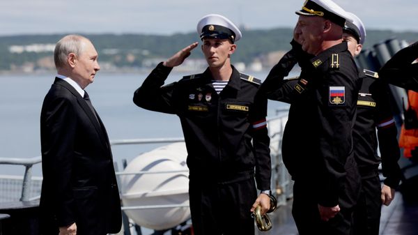 O presidente russo, Vladimir Putin, no cruzador de mísseis Varyag, durante a fase final dos exercícios da Frota do Pacífico. - Sputnik Brasil