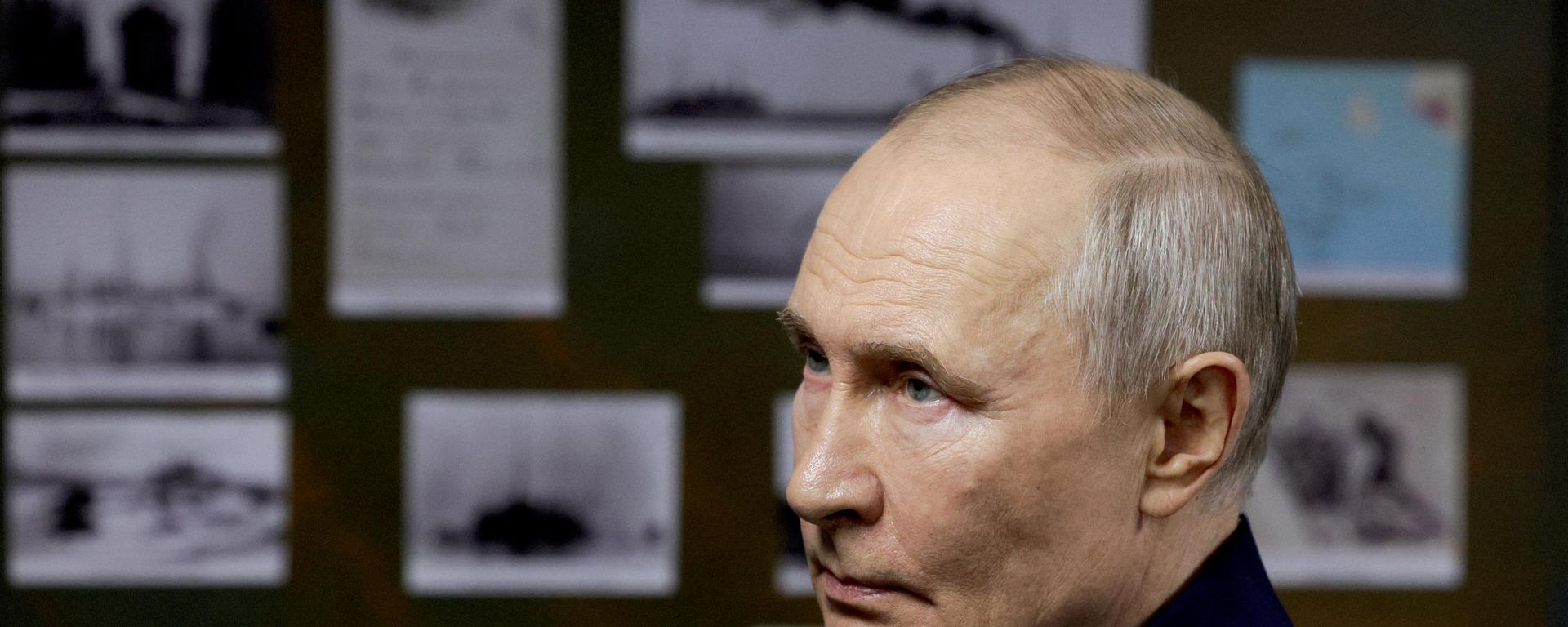 Vladimir Putin, nesta quarta-feira (12), durante sua inspeção da fase final dos exercícios navais da Frota do Pacífico. - Sputnik Brasil, 1920, 12.08.2026