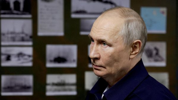 Vladimir Putin, nesta quarta-feira (12), durante sua inspeção da fase final dos exercícios navais da Frota do Pacífico. - Sputnik Brasil