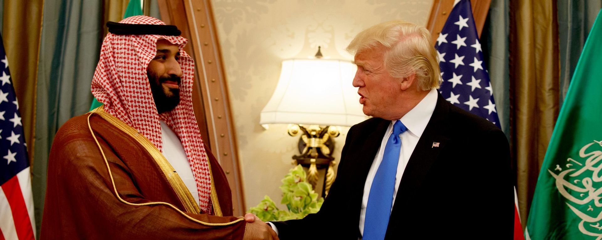 O presidente dos EUA, Donald Trump, aperta a mão do príncipe herdeiro da Arábia Saudita, Mohammed bin Salman, durante reunião bilateral em Riad - Sputnik Brasil, 1920, 12.08.2026
