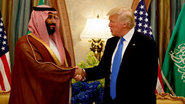 O presidente dos EUA, Donald Trump, aperta a mão do príncipe herdeiro da Arábia Saudita, Mohammed bin Salman, durante reunião bilateral em Riad - Sputnik Brasil