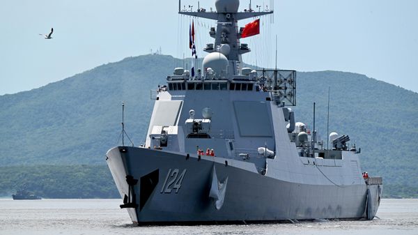 Chegada de navios da Marinha da Rússia e da Marinha do Exército de Libertação Popular a Vladivostok após uma patrulha conjunta - Sputnik Brasil