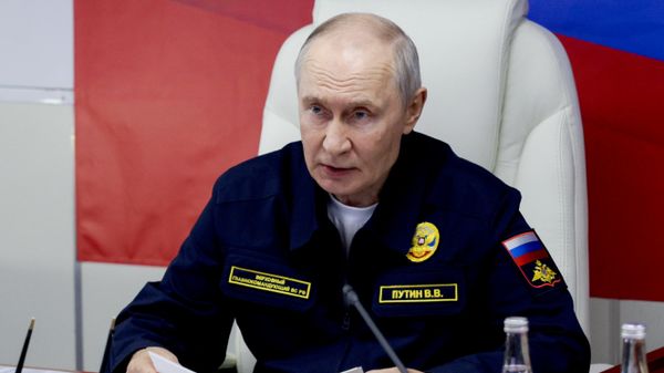 O presidente da Rússia, Vladimir Putin, em reunião a bordo do cruzador de mísseis Varyag durante a fase final dos exercícios da Frota do Pacífico, em 12 de agosto de 2026 - Sputnik Brasil