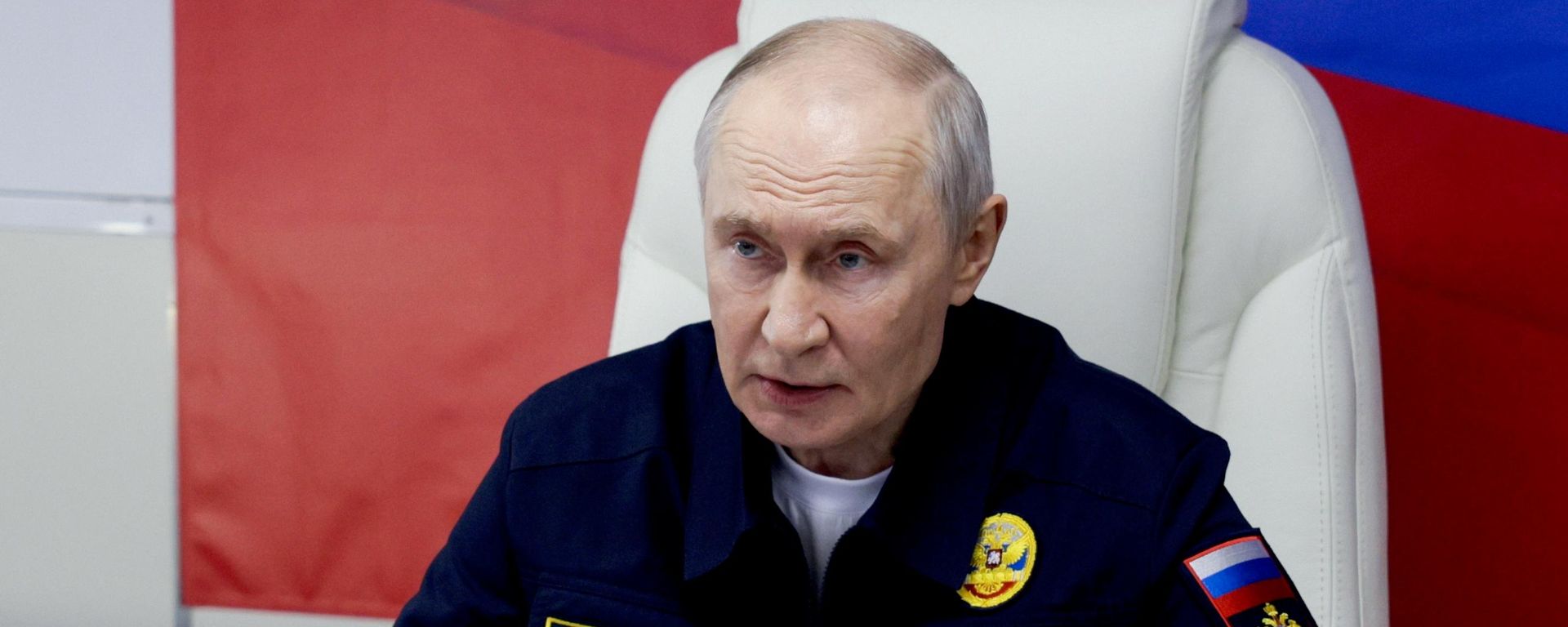 O presidente da Rússia, Vladimir Putin, em reunião a bordo do cruzador de mísseis Varyag durante a fase final dos exercícios da Frota do Pacífico, em 12 de agosto de 2026 - Sputnik Brasil, 1920, 12.08.2026