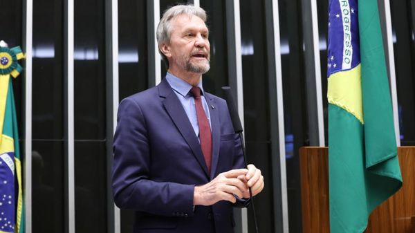 Deputado Pedro Uczai (PT-SC), líder do PT na Câmara dos Deputados, durante discurso sobre projeto de lei. 15 de julho de 2026 - Sputnik Brasil