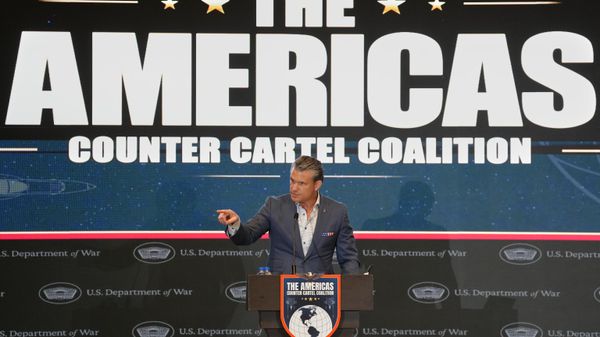O secretário de Guerra dos Estados Unidos, Pete Hegseth, discursa durante evento da Coalizão das Américas de Combate aos Cartéis, na Cidade do Panamá, em 12 de agosto de 2026 - Sputnik Brasil
