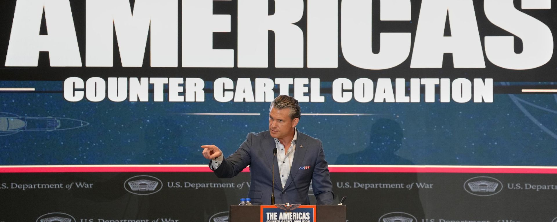 O secretário de Guerra dos Estados Unidos, Pete Hegseth, discursa durante evento da Coalizão das Américas de Combate aos Cartéis, na Cidade do Panamá, em 12 de agosto de 2026 - Sputnik Brasil, 1920, 12.08.2026
