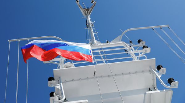 A bandeira russa em um navio - Sputnik Brasil