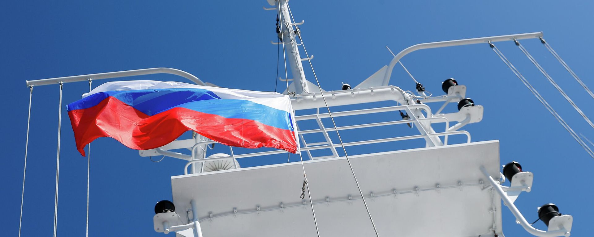A bandeira russa em um navio - Sputnik Brasil, 1920, 13.08.2026