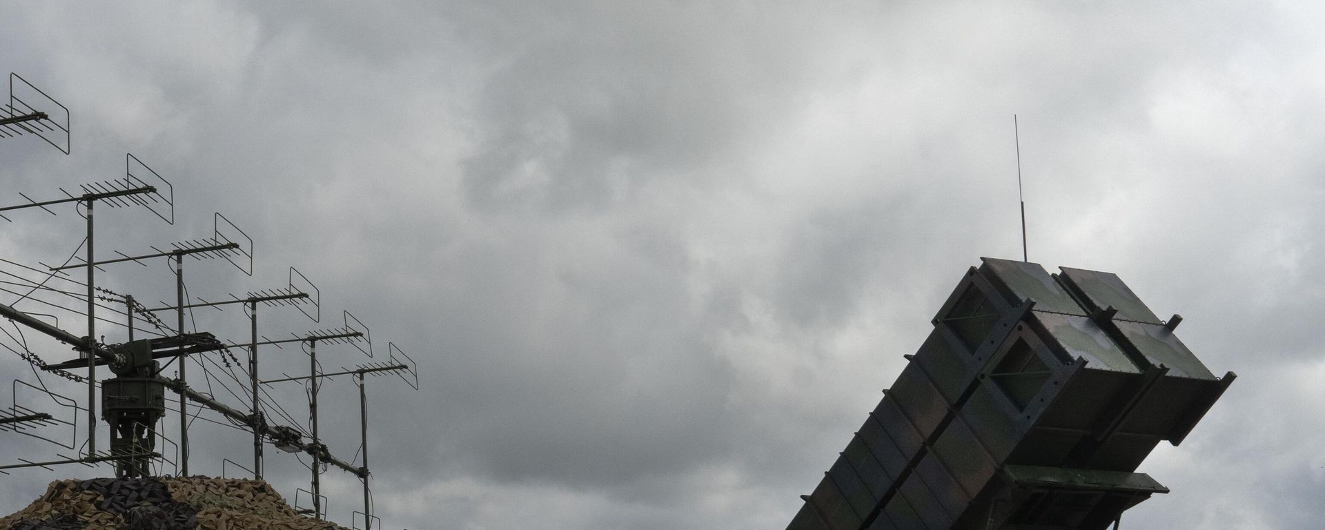 Caças F-16 da Força Aérea ucraniana sobrevoam um sistema de defesa aérea e antimíssil Patriot em um local não divulgado na Ucrânia, 4 de agosto de 2024 - Sputnik Brasil, 1920, 12.09.2026