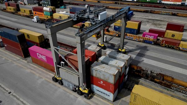 Contêineres de carga alinhados perto de um guindaste no pátio ferroviário CSX Queensgate, em Cincinnati, Estados Unidos, em 7 de maio de 2025 Contêineres de carga alinhados perto de um guindaste no pátio ferroviário CSX Queensgate, em Cincinnati, Estados Unidos, em 7 de maio de 2025 - Sputnik Brasil