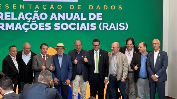 Cerimônia do Ministério do Trabalho e Emprego com a participação do presidente Luiz Inácio Lula da Silva (de chapéu) e do titular da pasta, Luiz Marinho (ao lado de Lula, de gravata vermelha), entre outras autoridades - Sputnik Brasil