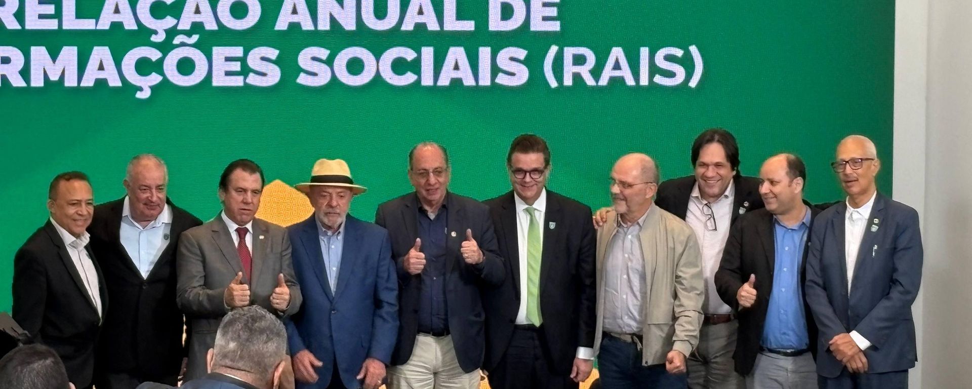 Cerimônia do Ministério do Trabalho e Emprego com a participação do presidente Luiz Inácio Lula da Silva (de chapéu) e do titular da pasta, Luiz Marinho (ao lado de Lula, de gravata vermelha), entre outras autoridades - Sputnik Brasil, 1920, 13.08.2026