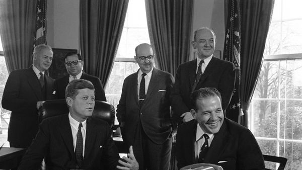 Os então presidentes dos Estados Unidos, John F. Kennedy (à esquerda, em primeiro plano), e do Brasil, João Goulart (à direita, em primeiro plano), em conversa na Casa Branca, em 3 de abril de 1962. Ao fundo, da esquerda para a direita, estão: Lincoln Gordon, embaixador dos EUA no Brasil; Roberto de Oliveira Campos, embaixador do Brasil nos EUA; o ministro das Relações Exteriores do Brasil, San Tiago Dantas; e o secretário de Estado, Dean Rusk. Anos mais tarde, Gordon conspiraria para o golpe militar contra Goulart Os então presidentes dos Estados Unidos, John F. Kennedy (à esquerda, em primeiro plano), e do Brasil, João Goulart (à direita, em primeiro plano), em conversa na Casa Branca, em 3 de abril de 1962. Ao fundo, da esquerda para a direita, estão: Lincoln Gordon, embaixador dos EUA no Brasil; Roberto de Oliveira Campos, embaixador do Brasil nos EUA; o ministro das Relações Exteriores do Brasil, San Tiago Dantas; e o secretário de Estado, Dean Rusk. Anos mais tarde, Gordon conspiraria para o golpe militar contra Goulart - Sputnik Brasil