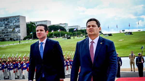 O presidente da Câmara dos Deputados, Hugo Motta (Republicanos-PB) (à esquerda), ao lado do presidente do Senado, Davi Alcolumbre (à direita), durante cerimônia de abertura do Ano Legislativo, em 3 de fevereiro de 2024 - Sputnik Brasil