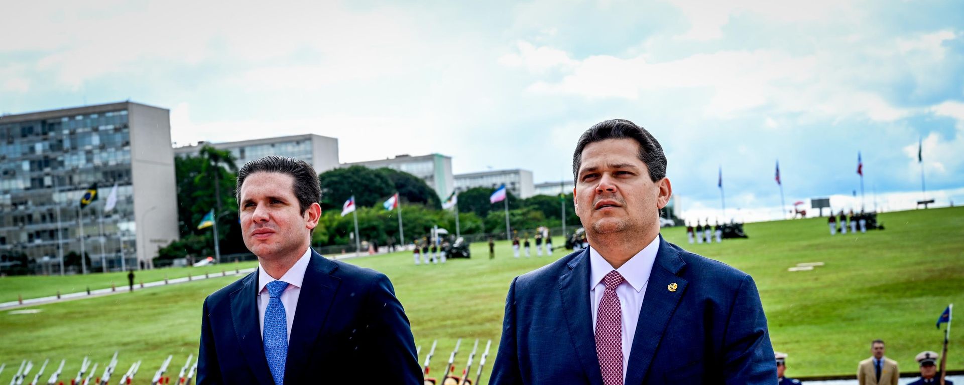 O presidente da Câmara dos Deputados, Hugo Motta (Republicanos-PB) (à esquerda), ao lado do presidente do Senado, Davi Alcolumbre (à direita), durante cerimônia de abertura do Ano Legislativo, em 3 de fevereiro de 2024 - Sputnik Brasil, 1920, 14.08.2026
