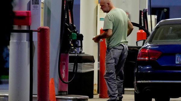 Um cliente verifica o preço da gasolina em um posto de gasolina em Buffalo Grove, Illinois, EUA, 25 de junho de 2026 - Sputnik Brasil