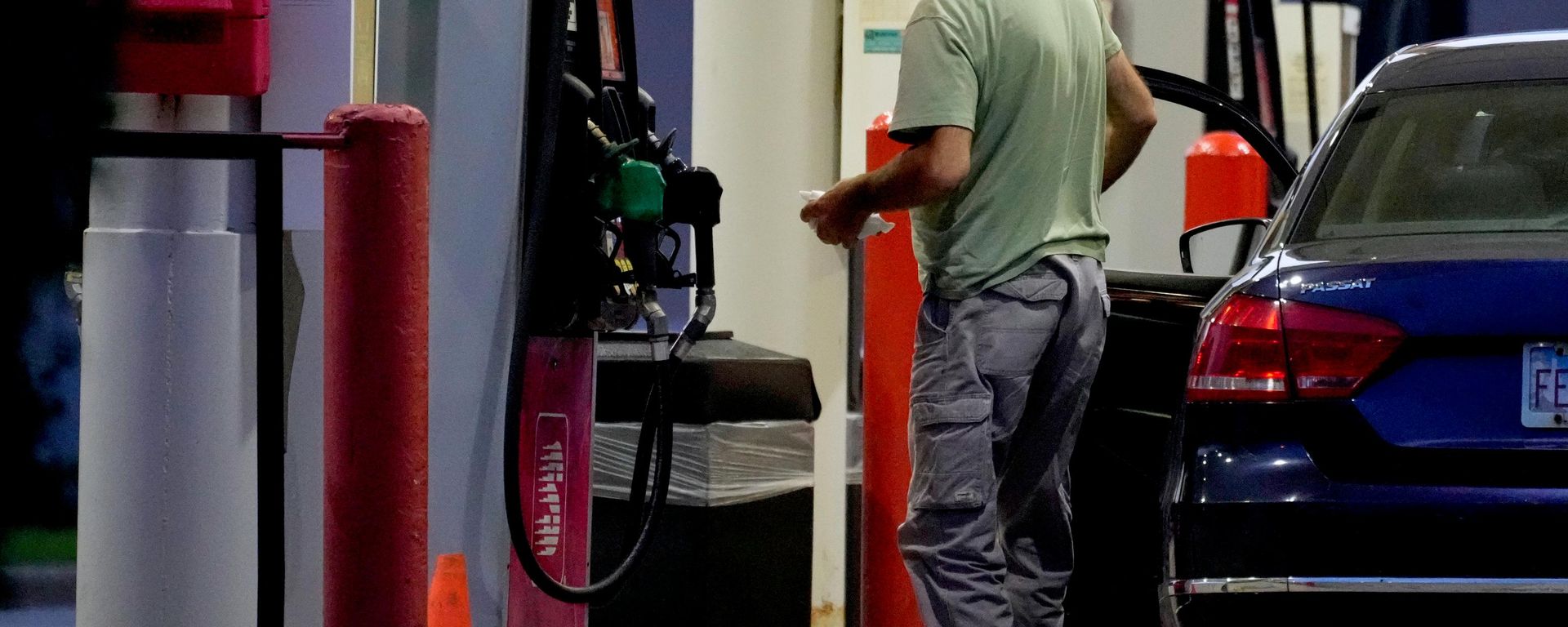 Um cliente verifica o preço da gasolina em um posto de gasolina em Buffalo Grove, Illinois, EUA, 25 de junho de 2026 - Sputnik Brasil, 1920, 16.08.2026