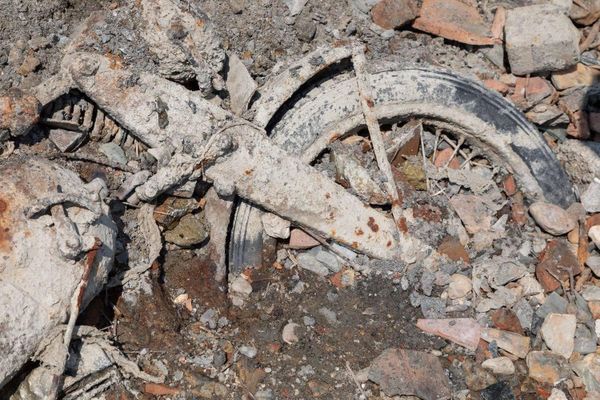 A motocicleta alemã, da época da Segunda Guerra Mundial, encontrada no Danúbio, cujo nível estava baixo. - Sputnik Brasil