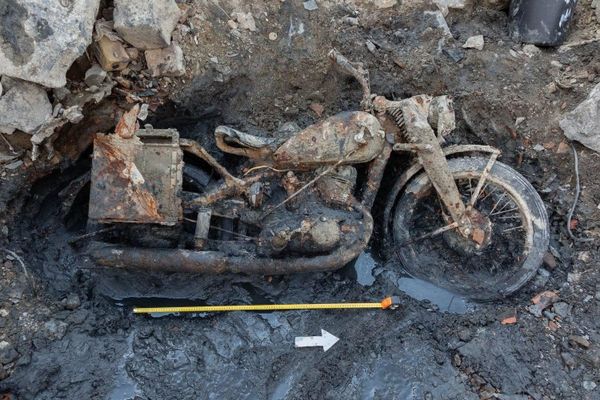 Local onde foi encontrada a motocicleta da época da Segunda Guerra Mundial. - Sputnik Brasil