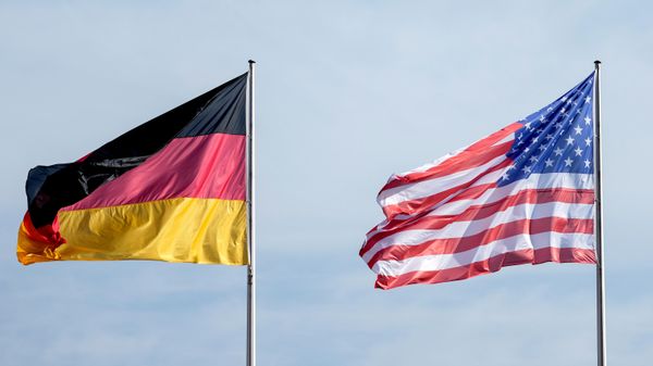 As bandeiras da Alemanha e dos Estados Unidos tremulam ao vento durante a visita do presidente norte-americano Joe Biden à Chancelaria em Berlim, Alemanha, 18 de outubro de 2024 - Sputnik Brasil