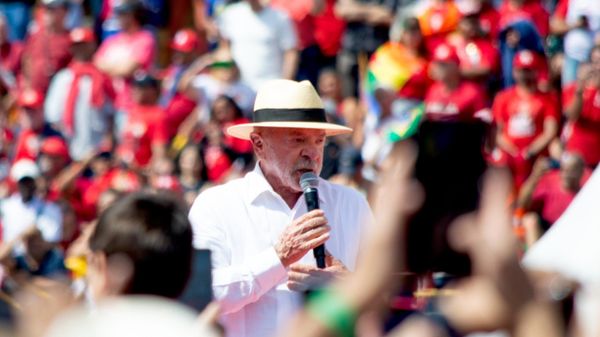 Lula 'tira o chapéu' para apoiadores durante ato em São Bernardo. - Sputnik Brasil