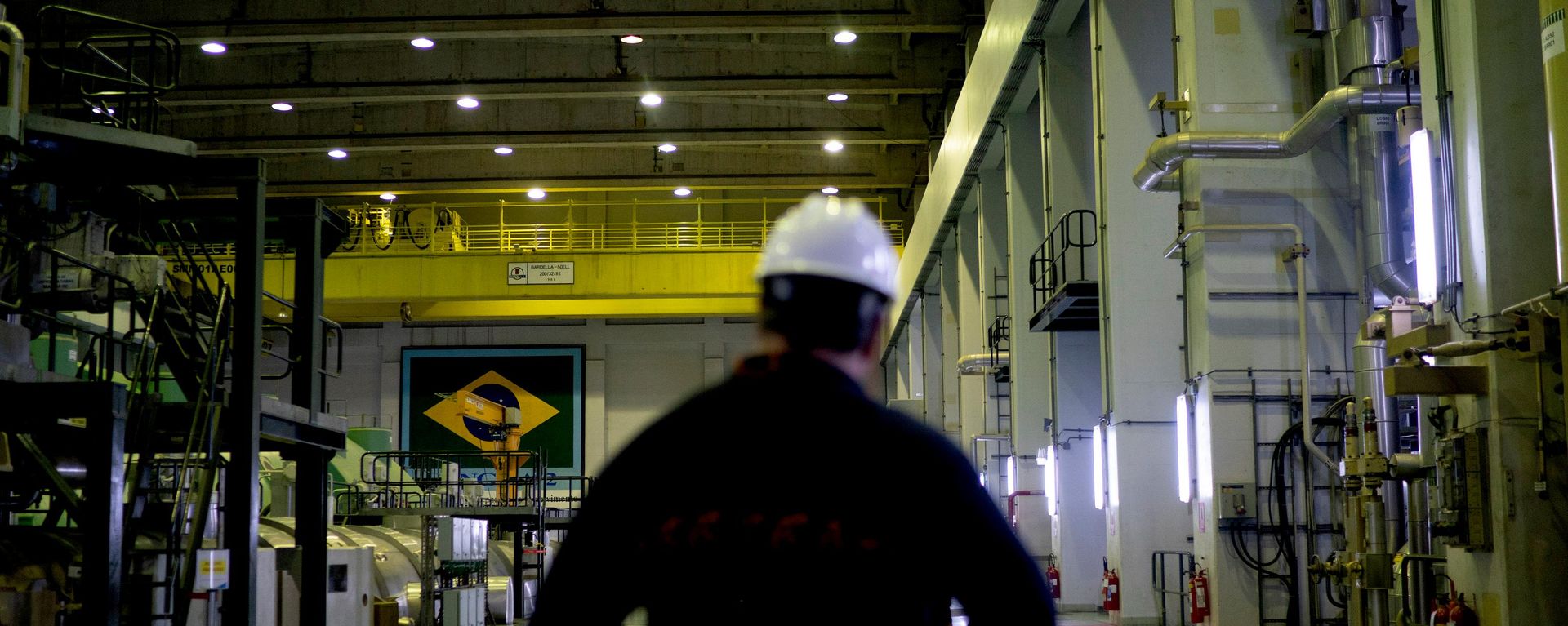 Jefferson Araujo, chefe da Comissão Nacional de Energia Nuclear (CNEN), em frente às turbinas e geradores durante uma visita de imprensa à Usina Nuclear de Angra 2, em Angra dos Reis, no Rio de Janeiro. Brasil, 1º de agosto de 2019 - Sputnik Brasil, 1920, 17.08.2026