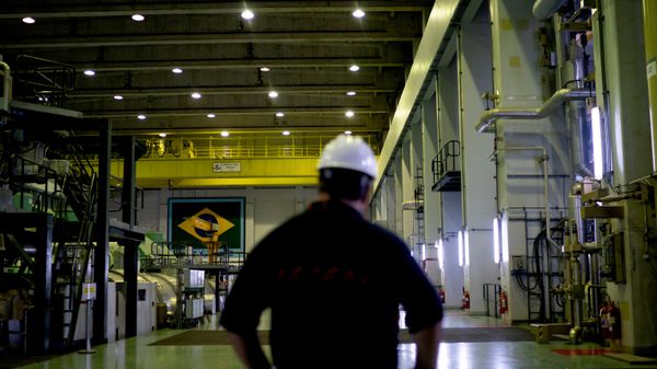 Jefferson Araujo, chefe da Comissão Nacional de Energia Nuclear (CNEN), em frente às turbinas e geradores durante uma visita de imprensa à Usina Nuclear de Angra 2, em Angra dos Reis, no Rio de Janeiro. Brasil, 1º de agosto de 2019 - Sputnik Brasil