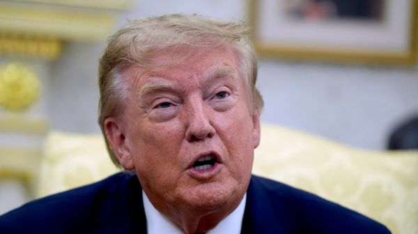 O presidente dos Estados Unidos, Donald Trump, durante conversa com a imprensa no Salão Oval da Casa Branca, em 17 de agosto de 2026 - Sputnik Brasil