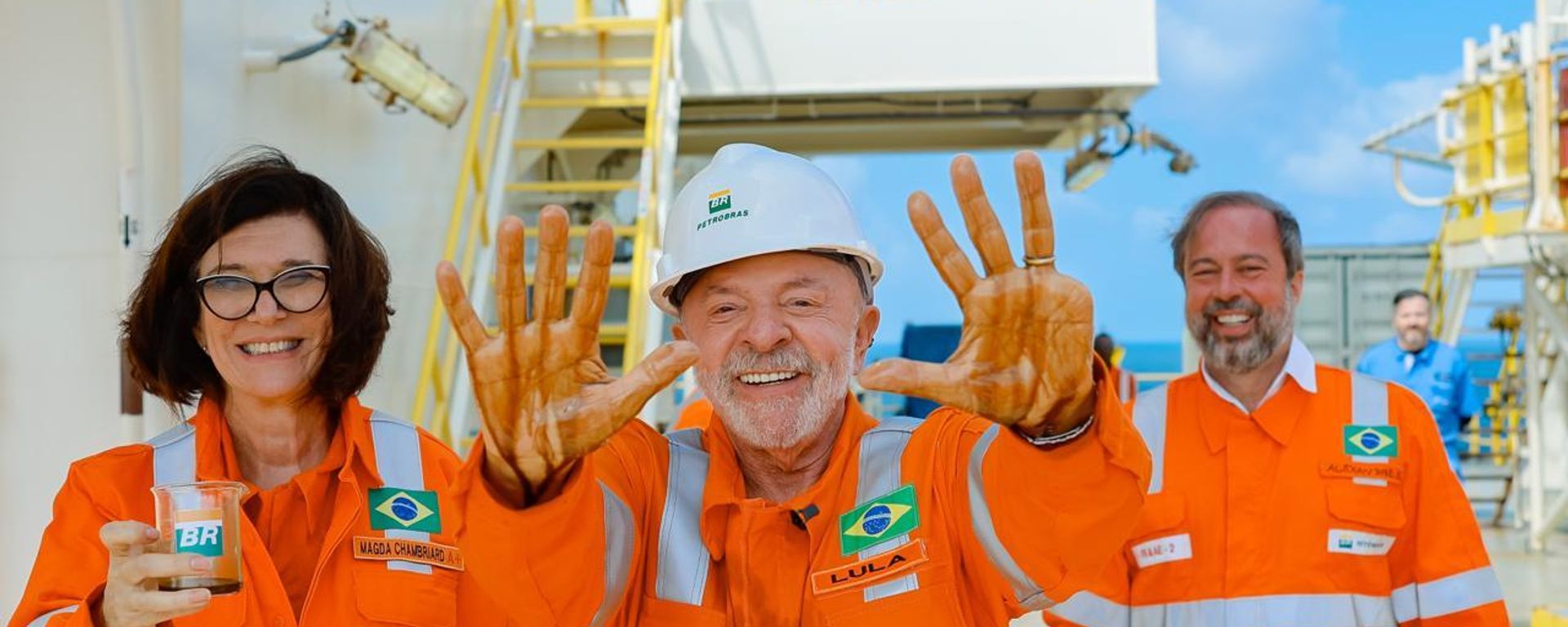 O presidente do Brasil, Luiz Inácio Lula da Silva (ao centro), sujou as mãos com petróleo encontrado no Amapá. Ao lado de Lula, visitaram o navio-sonda da Petrobras a presidente da estatal, Magda Chambriard, e o ministro de Minas e Energia, Alexandre Silveira, em 17 de agosto de 2026 - Sputnik Brasil, 1920, 17.08.2026