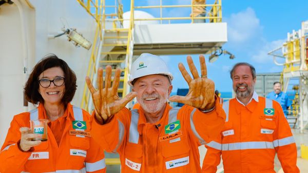 O presidente do Brasil, Luiz Inácio Lula da Silva (ao centro), sujou as mãos com petróleo encontrado no Amapá. Ao lado de Lula, visitaram o navio-sonda da Petrobras a presidente da estatal, Magda Chambriard, e o ministro de Minas e Energia, Alexandre Silveira, em 17 de agosto de 2026 - Sputnik Brasil