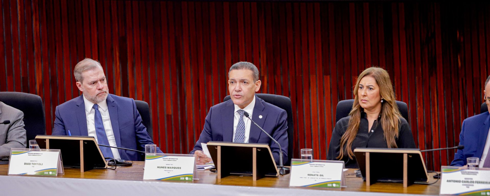 O presidente do Tribunal Superior Eleitoral (TSE), Kassio Nunes Marques, durante sessão informativa para as embaixadas sobre o processo eleitoral brasileiro, em 17 de agosto de 2026 - Sputnik Brasil, 1920, 18.08.2026