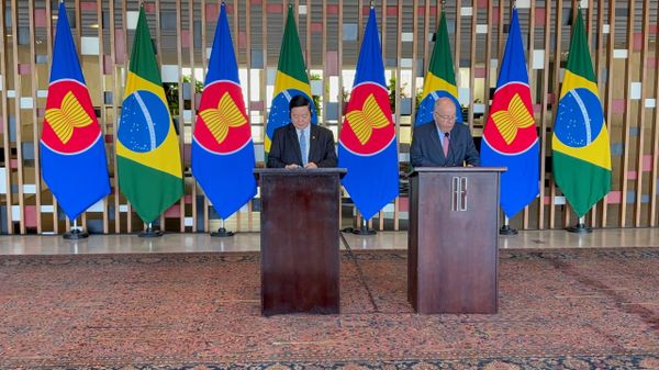 Ministro das Relações Exteriores, Mauro Vieira, recebe o secretário-geral da ASEAN, Kao Kim Hourn, durante visita oficial em Brasília, em 18 de agosto de 2026 - Sputnik Brasil
