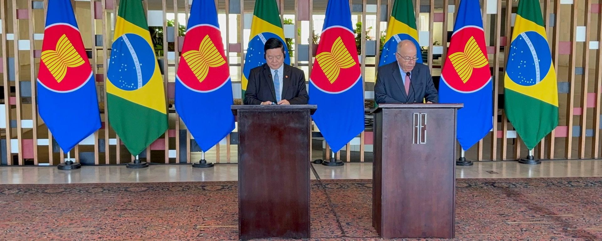 Ministro das Relações Exteriores, Mauro Vieira, recebe o secretário-geral da ASEAN, Kao Kim Hourn, durante visita oficial em Brasília, em 18 de agosto de 2026 - Sputnik Brasil, 1920, 18.08.2026