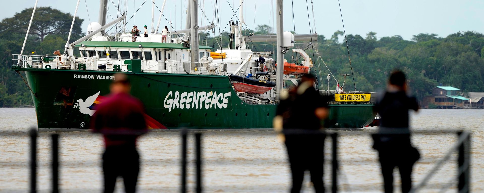 Um navio do Greenpeace chega à costa do Brasil durante a COP30, em Belém, no Pará. Brasil, 5 de novembro de 2025 Um navio do Greenpeace chega à costa do Brasil durante a COP30, em Belém, no Pará. Brasil, 5 de novembro de 2025 - Sputnik Brasil, 1920, 18.08.2026