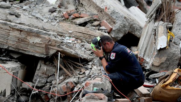 Membro das equipes de resgate trabalha em escombros de prédio após terremoto em Cali. Colômbia, 16 de agosto de 2026 - Sputnik Brasil
