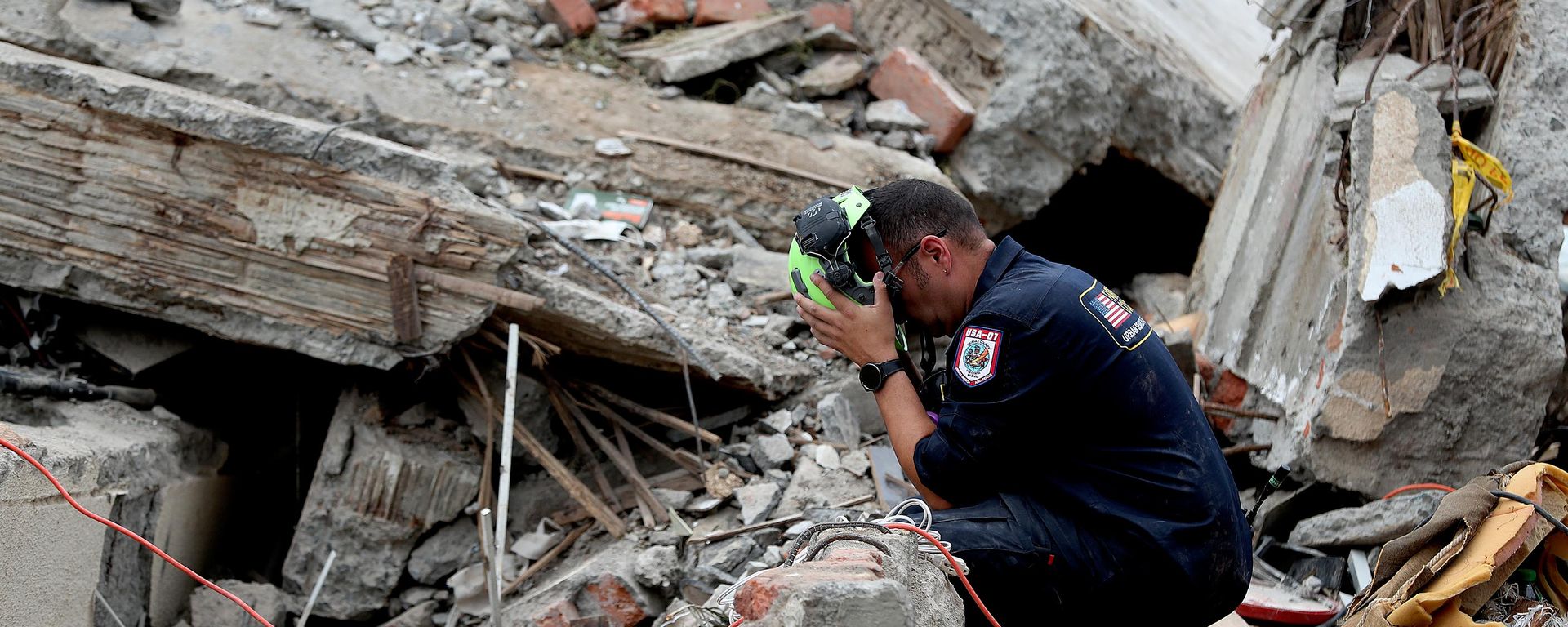 Membro das equipes de resgate trabalha em escombros de prédio após terremoto em Cali. Colômbia, 16 de agosto de 2026 - Sputnik Brasil, 1920, 18.08.2026