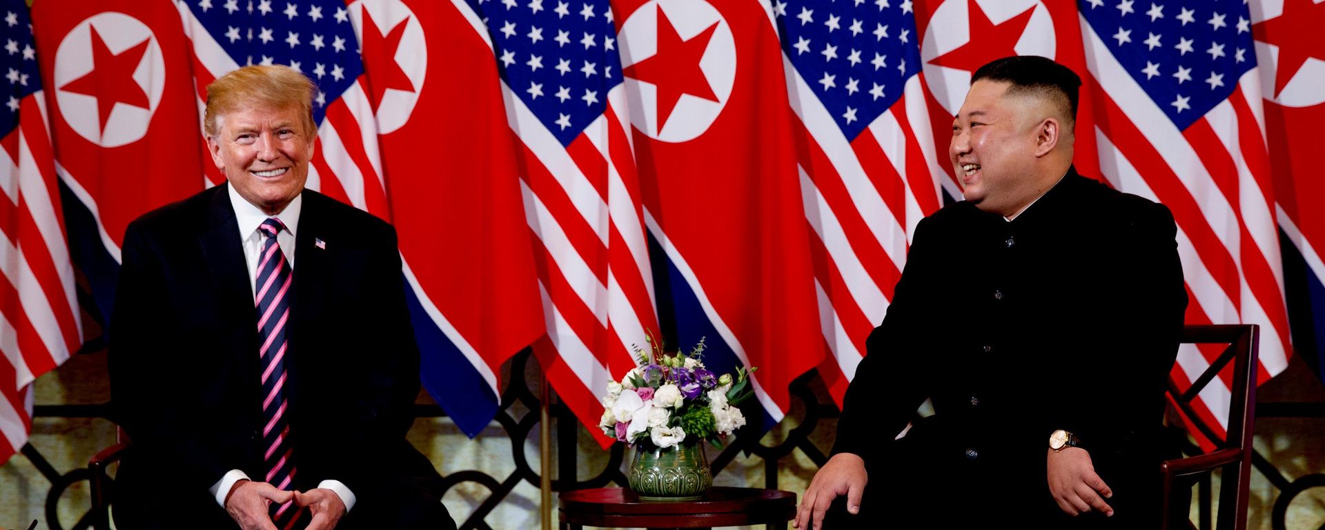 O presidente dos Estados Unidos, Donald Trump (à esq.), em encontro com o líder da Coreia do Norte, Kim Jong-un, em 27 de fevereiro de 2019 O presidente dos Estados Unidos, Donald Trump (à esq.), em encontro com o líder da Coreia do Norte, Kim Jong-un, em 27 de fevereiro de 2019 - Sputnik Brasil, 1920, 18.08.2026