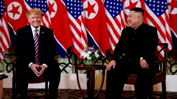 O presidente dos Estados Unidos, Donald Trump (à esq.), em encontro com o líder da Coreia do Norte, Kim Jong-un, em 27 de fevereiro de 2019 - Sputnik Brasil