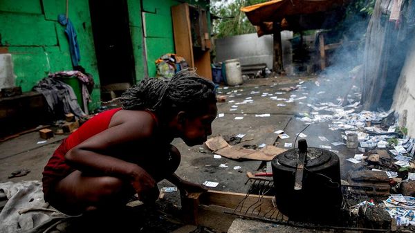 Alessandra Ferreira da Silva, 30 anos, mãe de sete filhos, cozinha feijão em um fogão a lenha que recebeu como doação do Movimento Social SOMOS, uma organização não governamental que atua no combate à fome e à pobreza, na favela Jardim Gramacho, no Rio de Janeiro, Brasil, 8 de outubro de 2022 - Sputnik Brasil